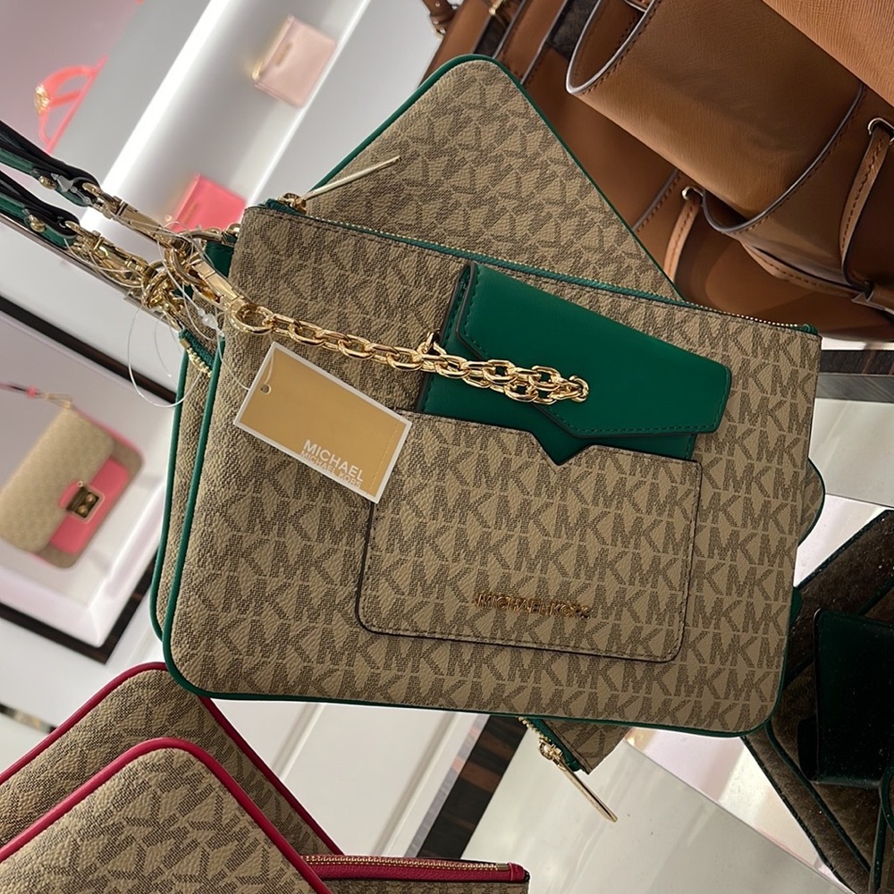 MICHAEL KORS JET SET ITEM LG 2 in 1 CARD CASE & WRISTLET
Palmetto Green 
NWT - Picture 5 of 16